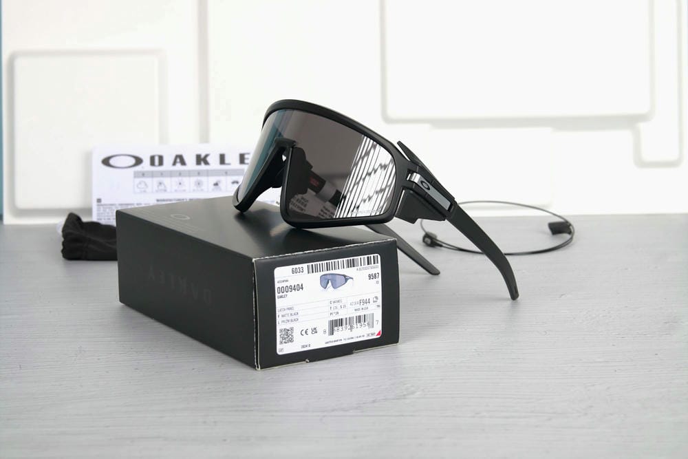 Oakley Latch™ Panel 0OO9404 Kính Mát - Tem Chính Hãng Luxottica
