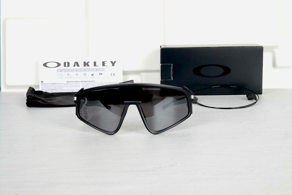Oakley Latch™ Panel 0OO9404 Kính Mát Thể Thao – Tem Chính Hãng Luxottica