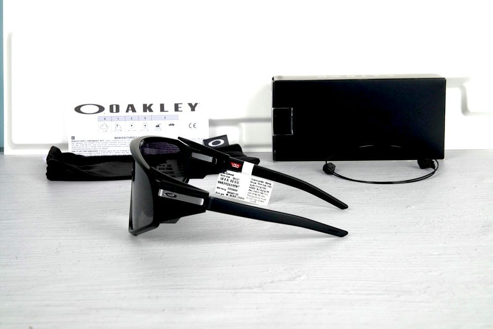 Oakley Latch™ Panel 0OO9404 Kính Mát Thể Thao – Tem Chính Hãng Luxottica
