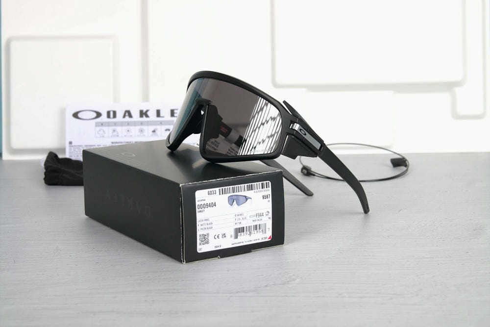 Oakley Latch™ Panel 0OO9404 Kính Mát Thể Thao – Tem Chính Hãng Luxottica