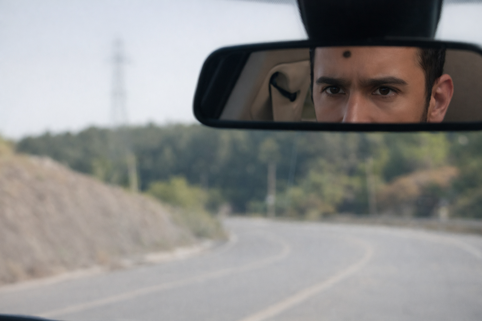 Ánh sáng mạnh khi lái xe có thể gây chói mắt và mỏi mắt nếu không sử dụng tròng kính phù hợp