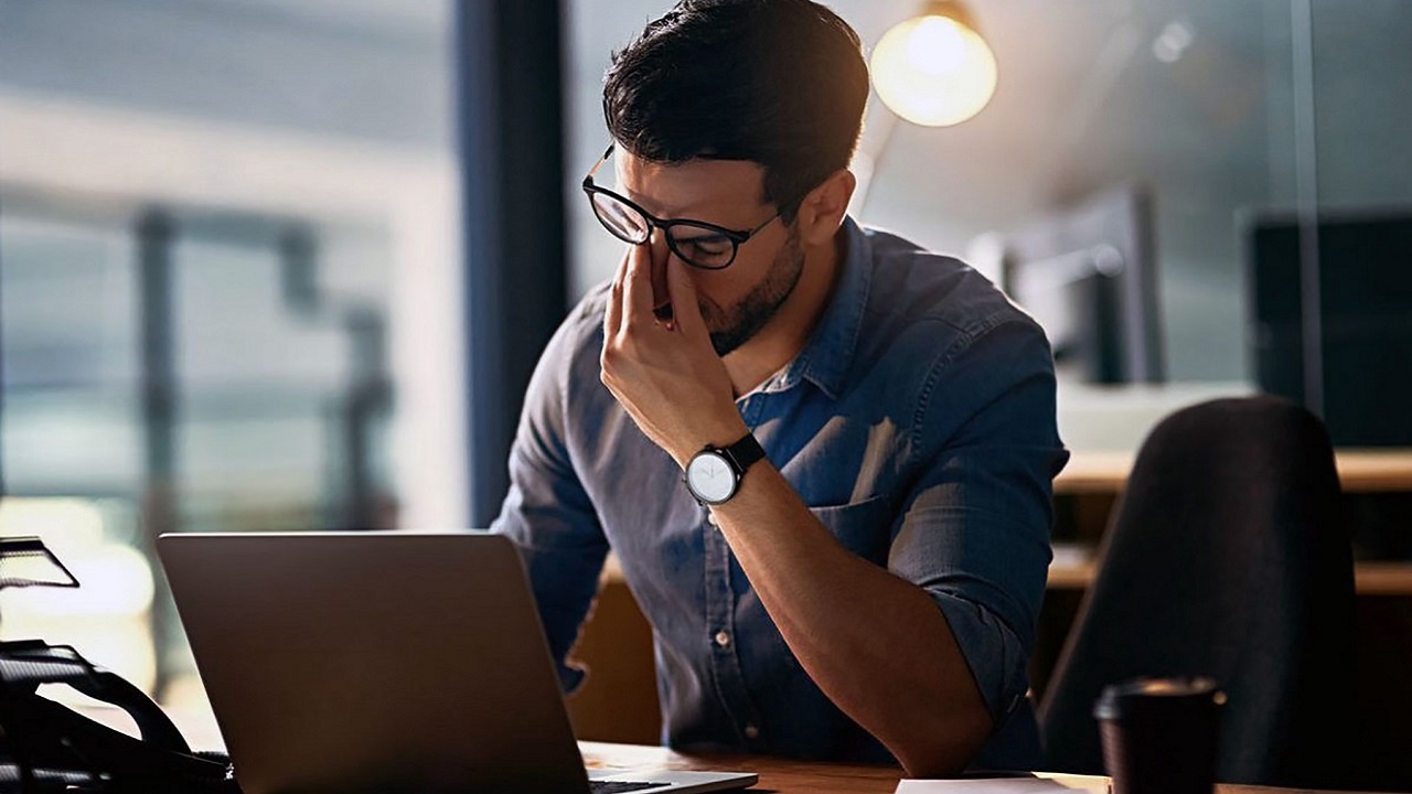 vì sao dùng điện thoại laptop nhiều dễ mỏi mắt
