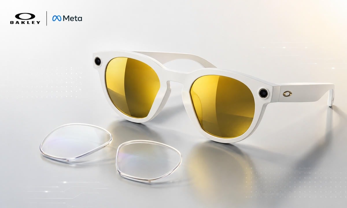 Ảnh minh họa Oakley Meta HSTN Transitions có độ với thiết kế gọng trắng, tròng vàng đổi màu và tròng cận trong suốt, phù hợp cho người cận thị yêu thích kính thông minh thể thao.