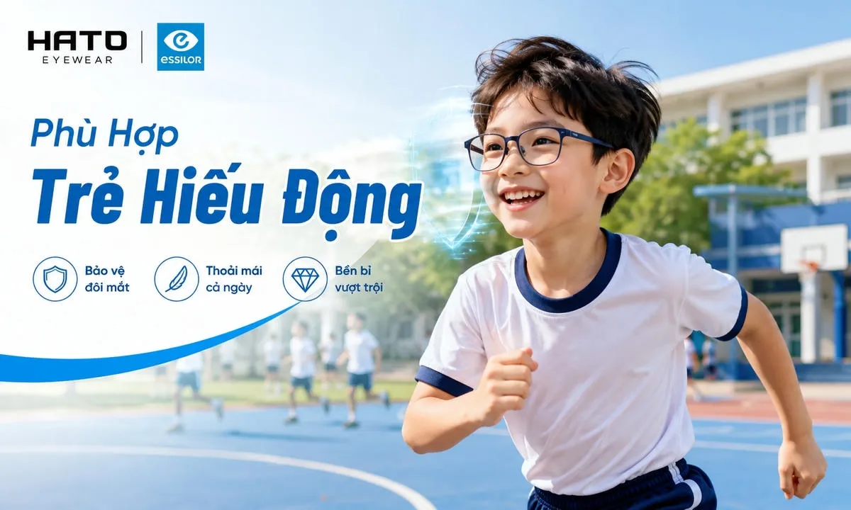 Ảnh minh họa bé học sinh đeo kính vui chơi ngoài sân trường, phù hợp với trẻ hiếu động, tròng kính trong suốt hỗ trợ bảo vệ mắt, thiết kế tự nhiên và thân thiện từ HATO Eyewear và Essilor.
