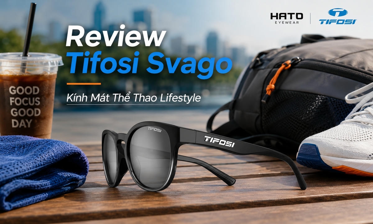 Ảnh đại diện blog review kính mát Tifosi Svago với phong cách thể thao lifestyle, bố cục hiện đại, sản phẩm đặt cùng phụ kiện outdoor như giày sneaker, balo, khăn thể thao và ly cà phê.