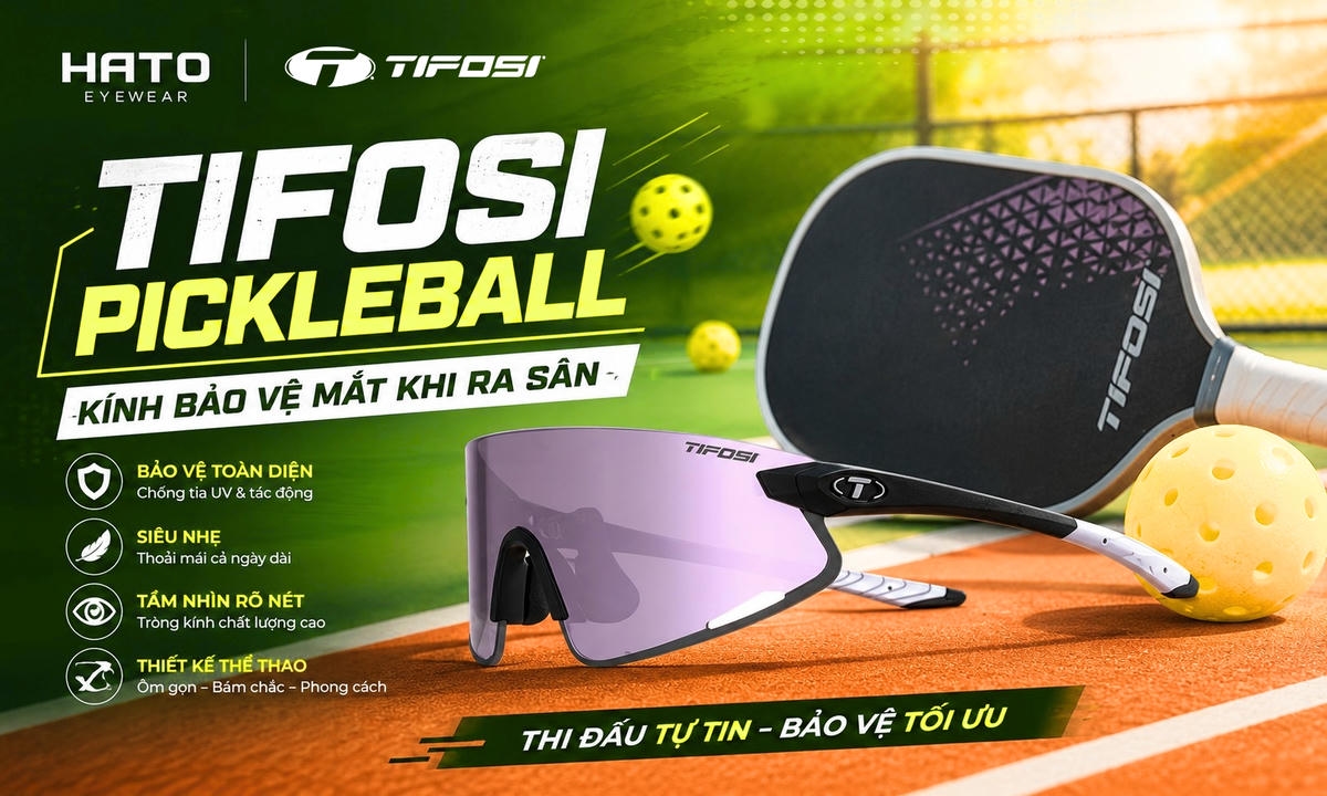 Kính Tifosi đặt cùng vợt pickleball và bóng pickleball trên nền sân thể thao, nhấn mạnh khả năng bảo vệ mắt khi ra sân.
