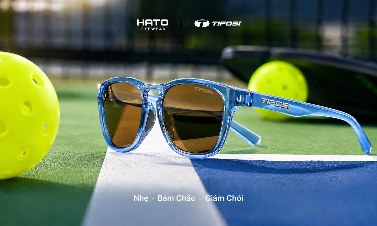 Kính Tifosi trên sân pickleball với thiết kế nhẹ, bám chắc và giảm chói, đặt cạnh bóng pickleball.