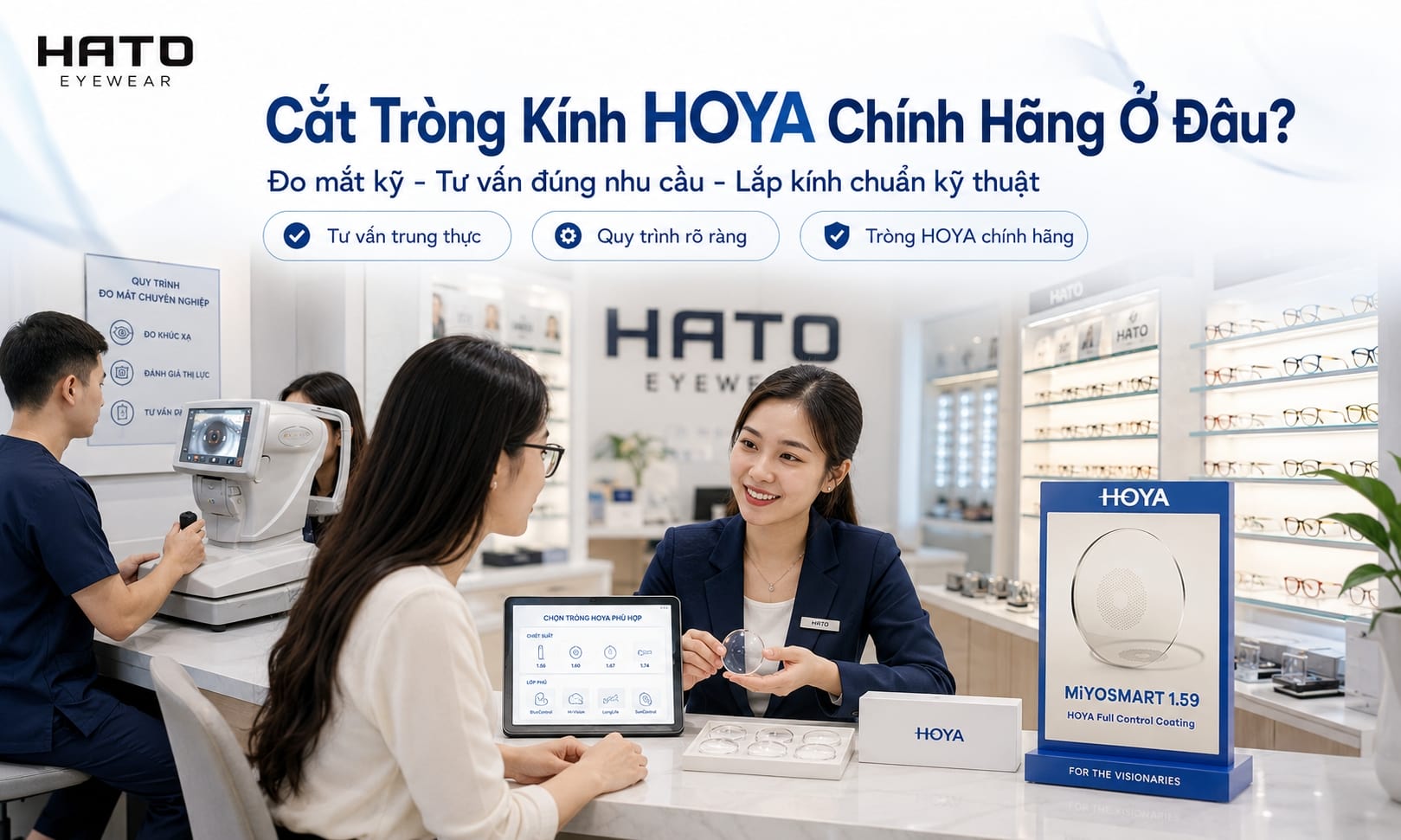Khách hàng được tư vấn và đo mắt cắt tròng kính HOYA chính hãng tại cửa hàng Hato Eyewear.