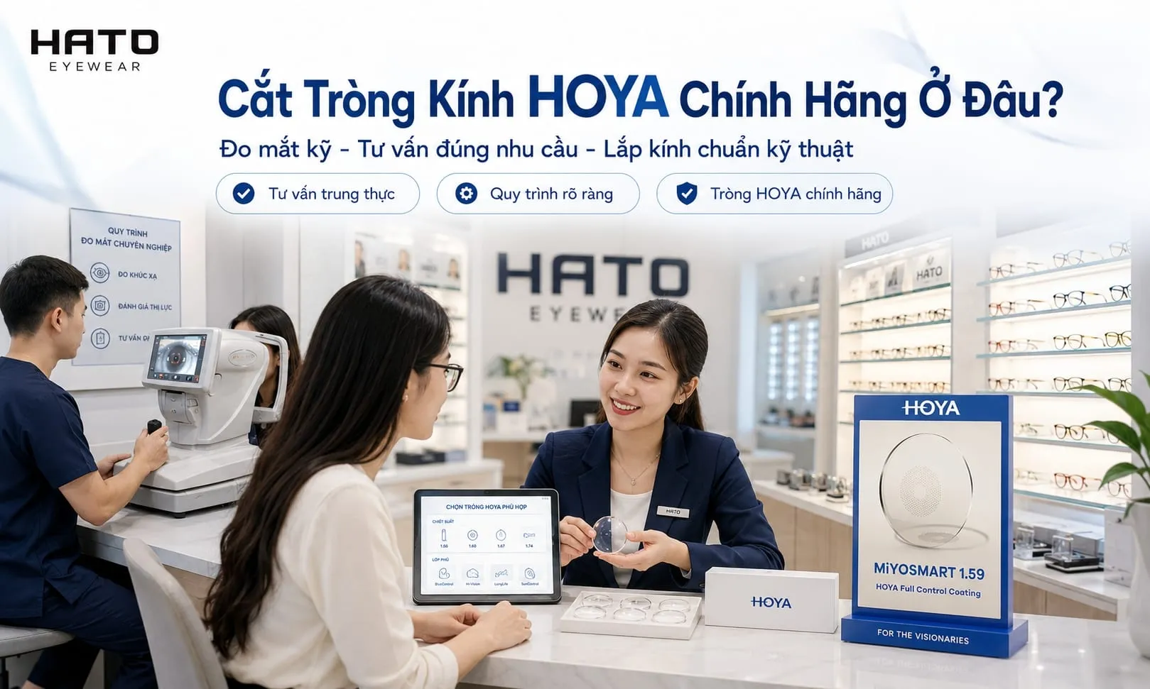 Khách hàng được tư vấn và đo mắt cắt tròng kính HOYA chính hãng tại cửa hàng Hato Eyewear.
