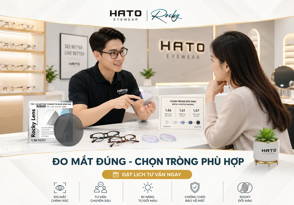 Nhân viên Hato Eyewear tư vấn khách hàng chọn tròng kính đổi màu Rocky với các chiết suất 1.56, 1.61 và 1.67 trong showroom mắt kính cao cấp.
