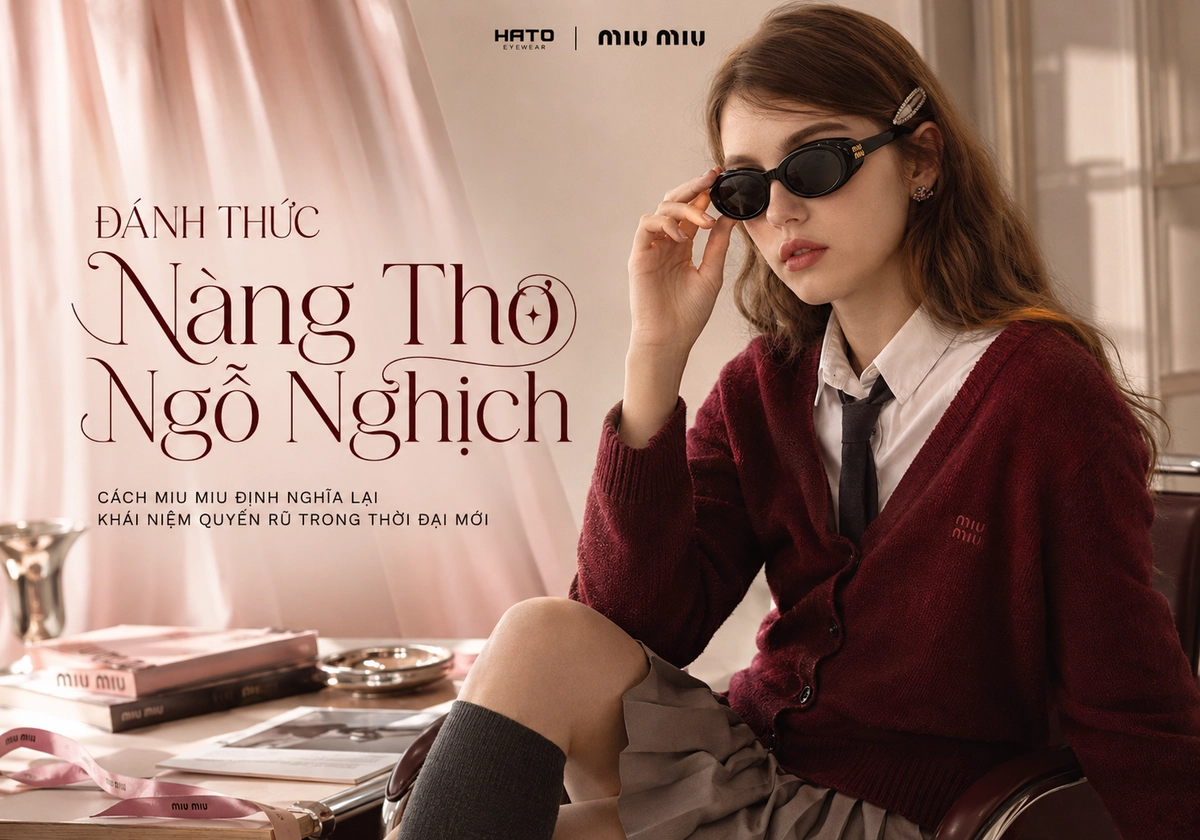 Ảnh đại diện blog thời trang cao cấp với người mẫu nữ đeo kính Miu Miu, phối cardigan burgundy, sơ mi trắng và chân váy xếp ly trong không gian studio sang trọng của Hato Eyewear.