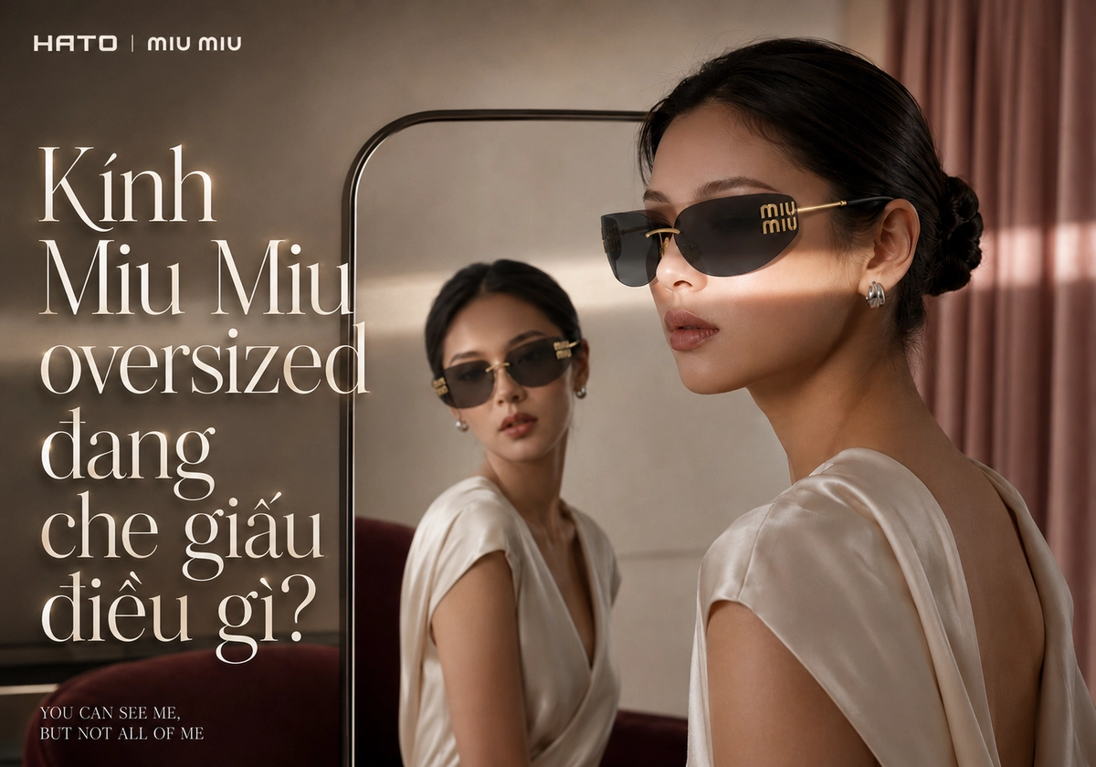 Ảnh thời trang cao cấp khắc họa người mẫu đeo kính Miu Miu oversized trước gương, thể hiện vẻ ngoài tự tin và thế giới nội tâm đầy bí ẩn.