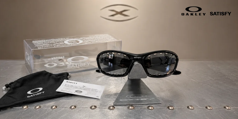 Bản Lĩnh Dẫn Đầu Cùng Huyền Thoại 1999: SATISFY OAKLEY Straight Jacket™ 99
