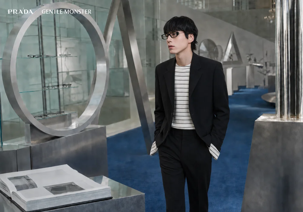 Kentaro Sakaguchi đeo kính trong không gian triển lãm PRADA GENTLE MONSTER.