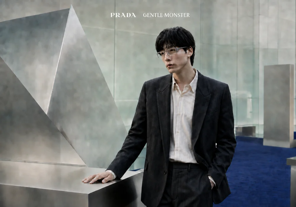Kentaro Sakaguchi đeo kính titanium màu bạc PRADA GENTLE MONSTER.