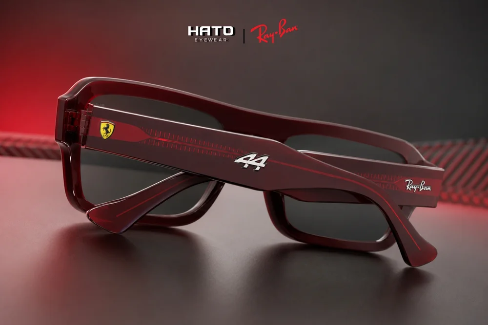 Cận cảnh Ray-Ban RB4454M Lewis Hamilton với số 44 và logo Scuderia Ferrari trên càng kính