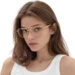 Mẫu nữ đeo Ray-Ban 0RX3793V Bill Max góc nghiêng