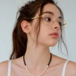 Mẫu nữ đeo gọng kính Ray-Ban 0RX6559 góc nghiêng