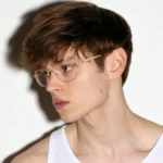 Mẫu nam đeo gọng kính Ray-Ban 0RX6559 góc nghiêng