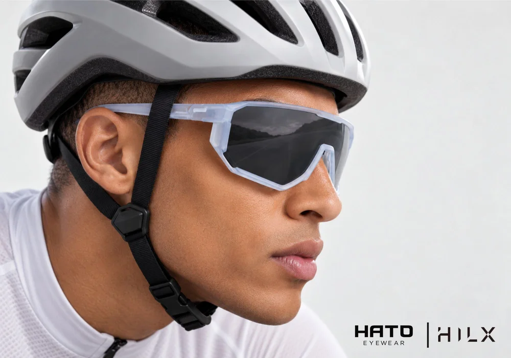 Người mẫu đeo kính HILX cycling performance phong cách thể thao hiện đại