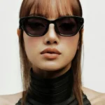 Hình ảnh thực tế Meta Glasses Capri LISA Edition khi phối cùng trang phục thời trang.