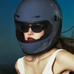 LISA đeo Meta Glasses Capri LISA Edition cùng mũ bảo hiểm