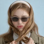 Ray-Ban 0RX5534F Brunel nữ đeo kính xám trong