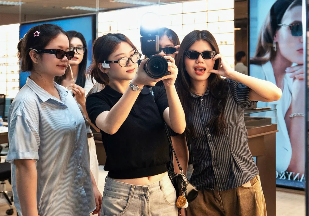 Đội ngũ HATO Eyewear thử kính tại EssilorLuxottica Buying Days N2 2026