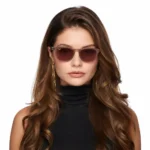 Người mẫu nữ đeo kính mát Ray-Ban 0RB2237 dáng Phantos chính hãng