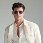 Người mẫu nam đeo kính mát Ray-Ban 0RB8550 gọng kim loại tròng xanh